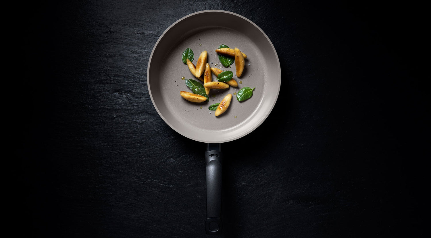 Fissler bringt mit der Ceratal® Comfort Pfanne eine keramische Alternative