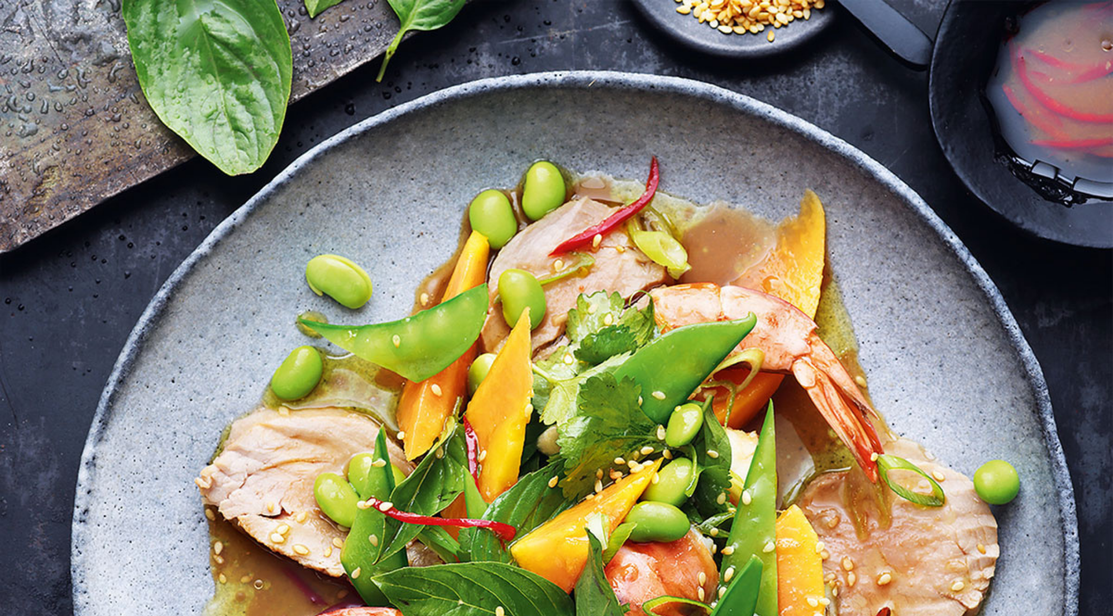 Asia-Salat mit saftigem Schweinefilet und Garnelen