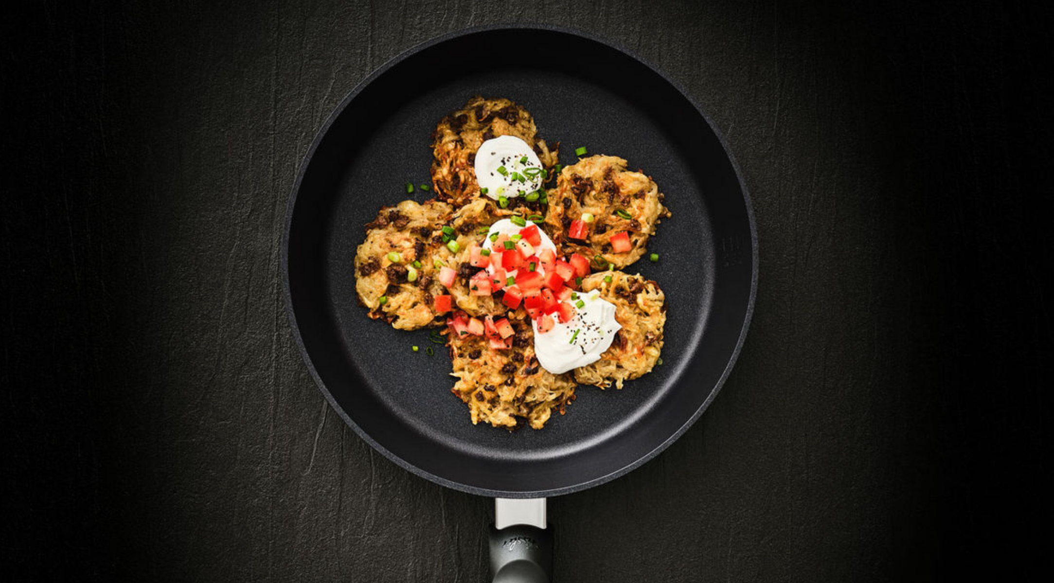 Curry-Kartoffelpuffer mit Rindfleisch und Käse