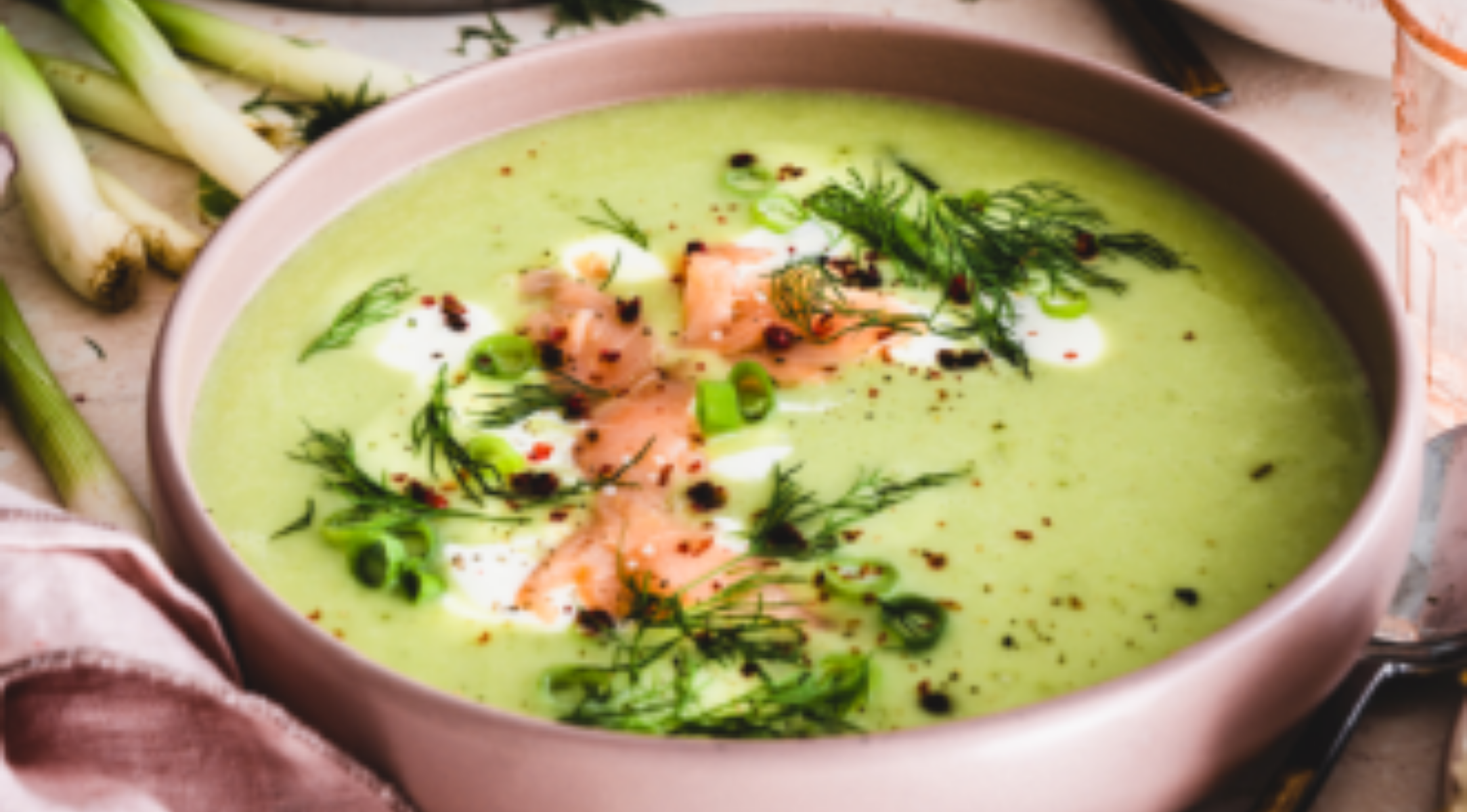 Frühlingszwiebelsuppe mit Räucherlachs