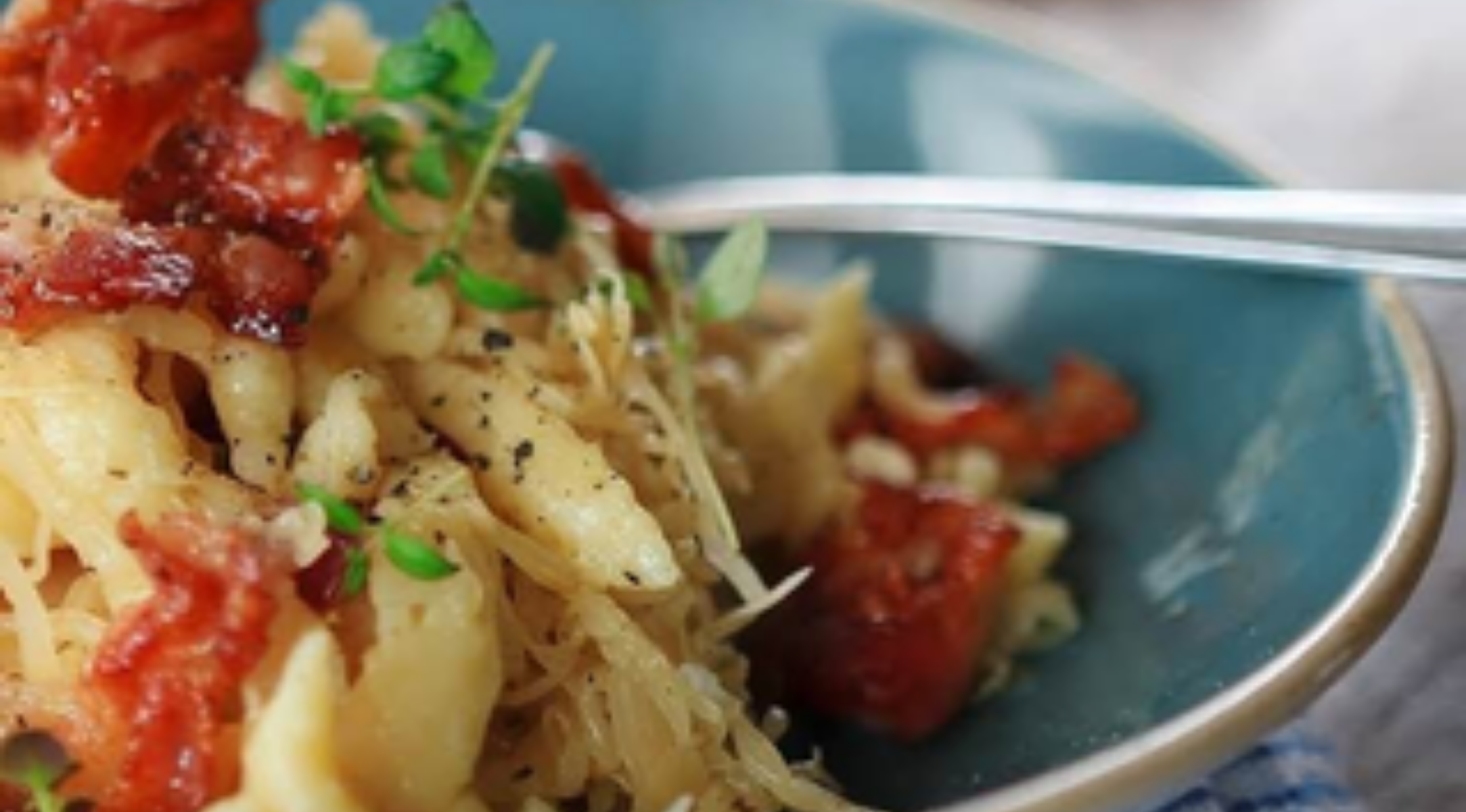 Gebratene Spätzle mit Honig-Senfsauerkraut und knusprigem Bacon