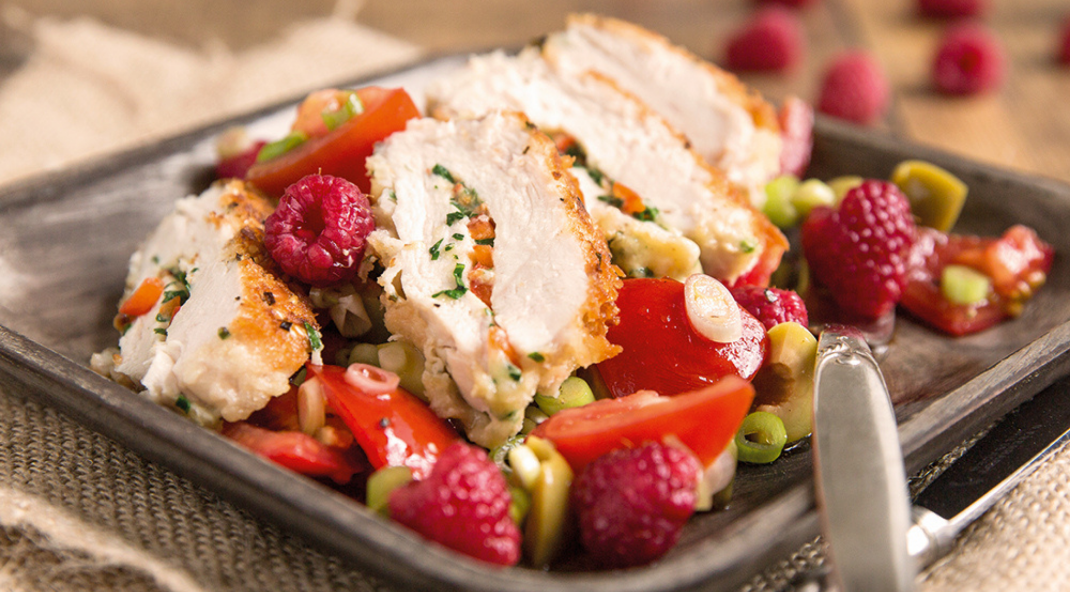 Gefüllte Hähnchenbrust im Kräuter-Sesammantel an Tomaten-Himbeersalat