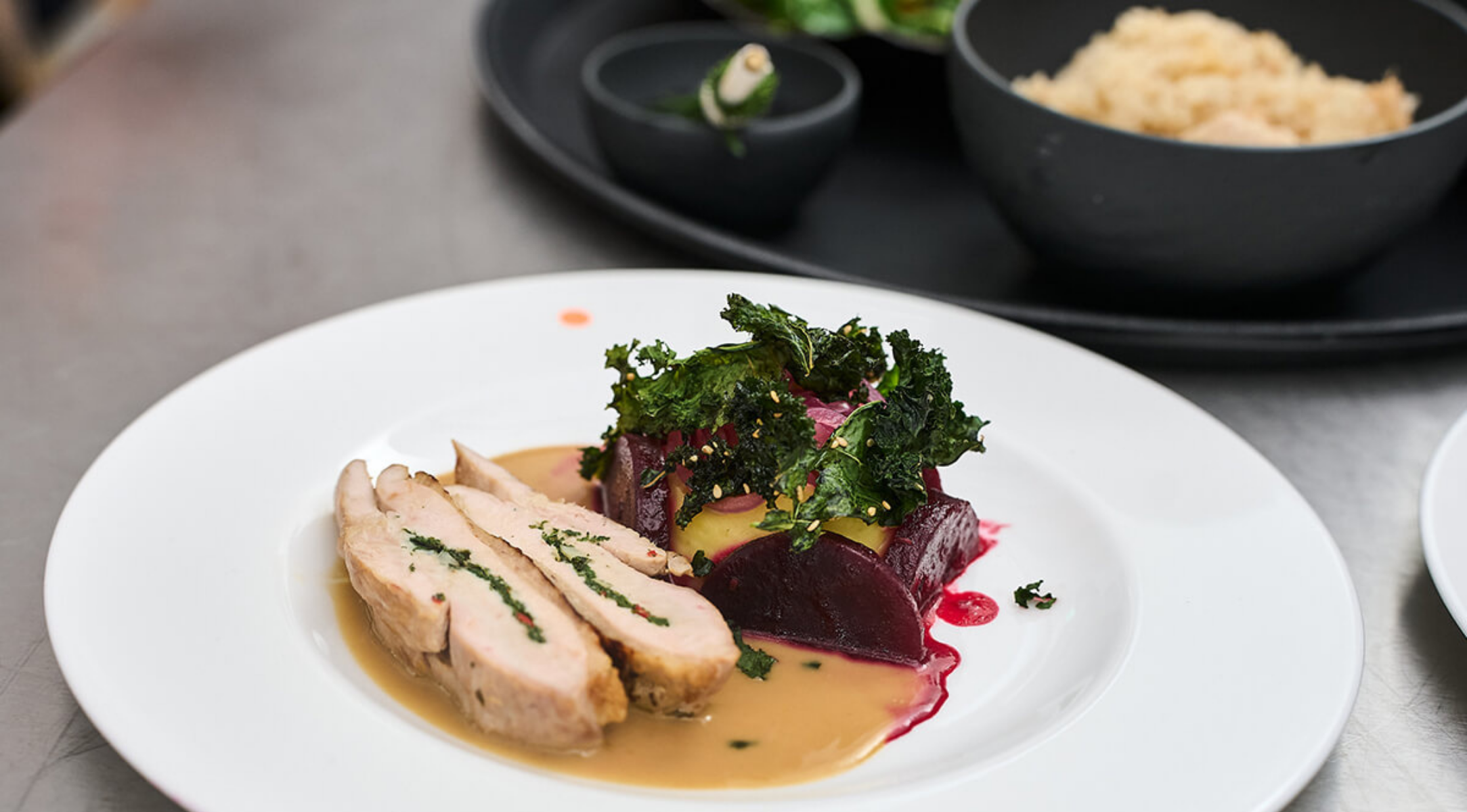 Gefüllte Perlhuhnbrust mit Rote-Bete-Spalten, Hefe-Sauce und Kartoffelpüree