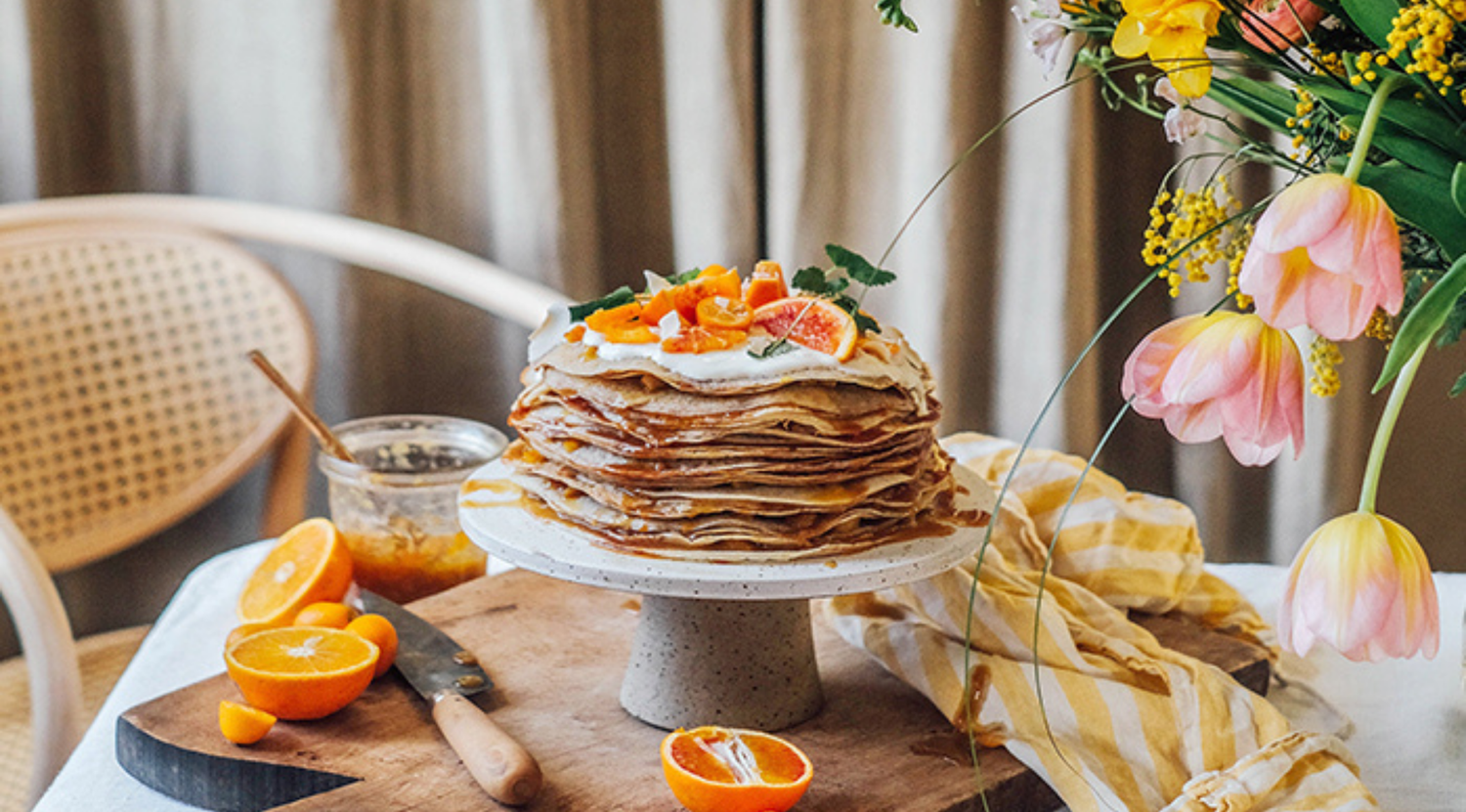 Glutenfreier Karamell Crêpe Cake mit Orangenmarmelade
