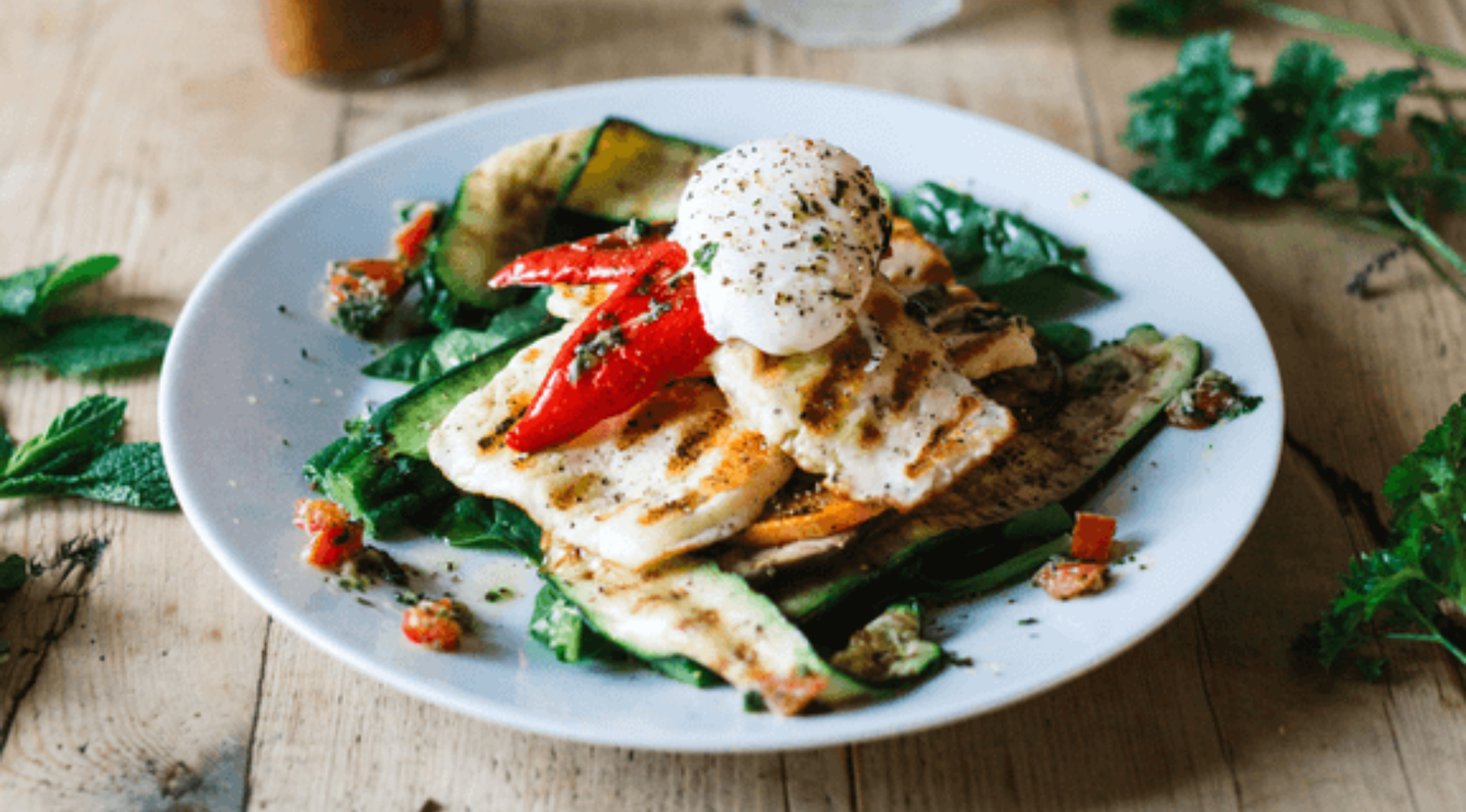 Kochen unter freiem Himmel – die Outdoorküche macht’s möglich - Marinierter Halloumi-Käse mit Sommersalat