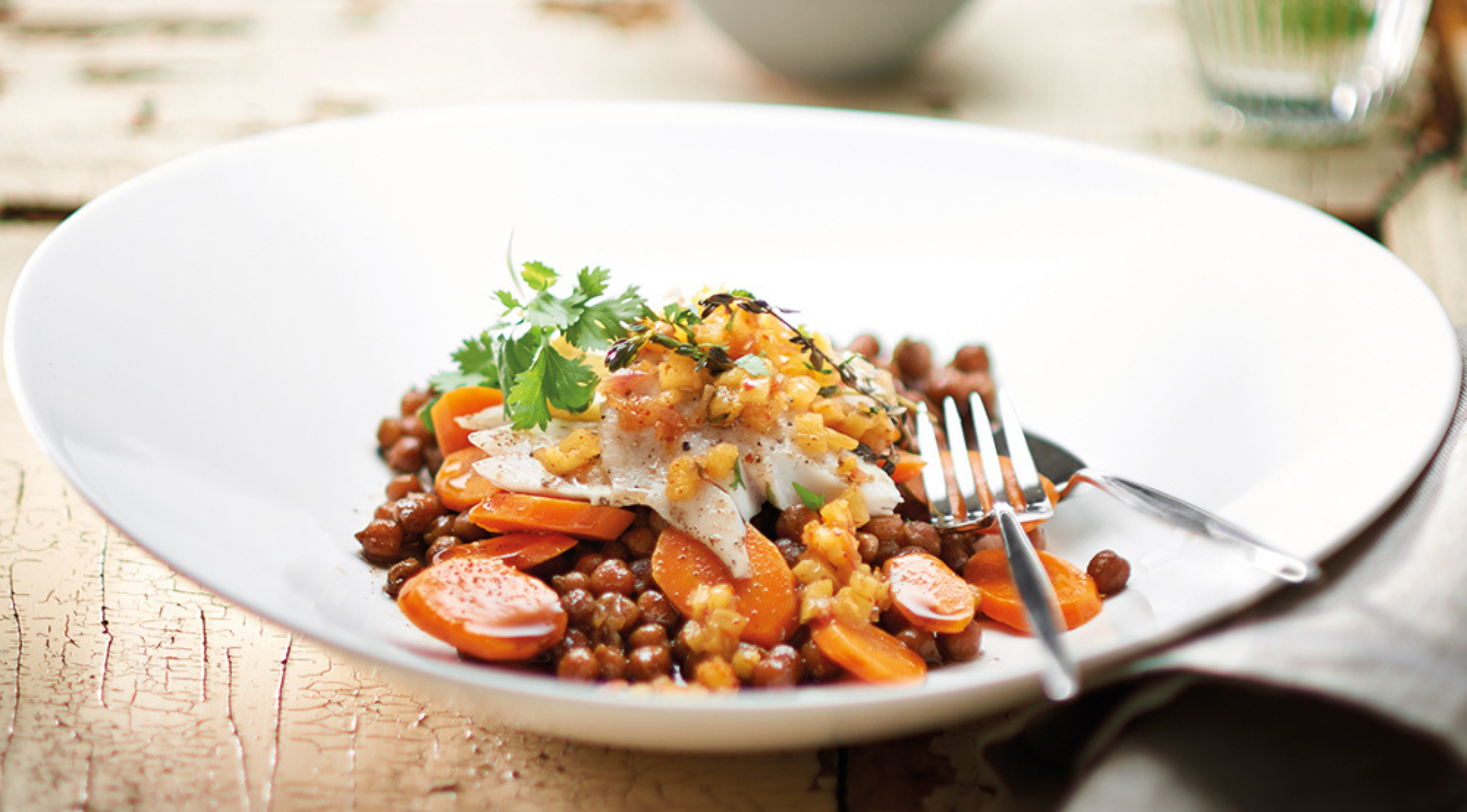 Loup de Mer auf Kichererbsen mit Ananas-Chutney und Kaffeeöl