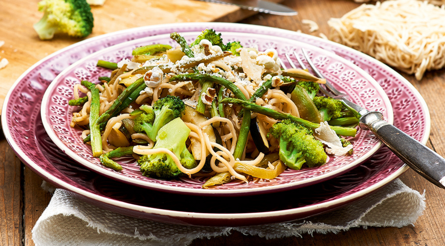 Mie-Nudelpfanne mit grünem Gemüse und Parmesan-Popcorn-Topping
