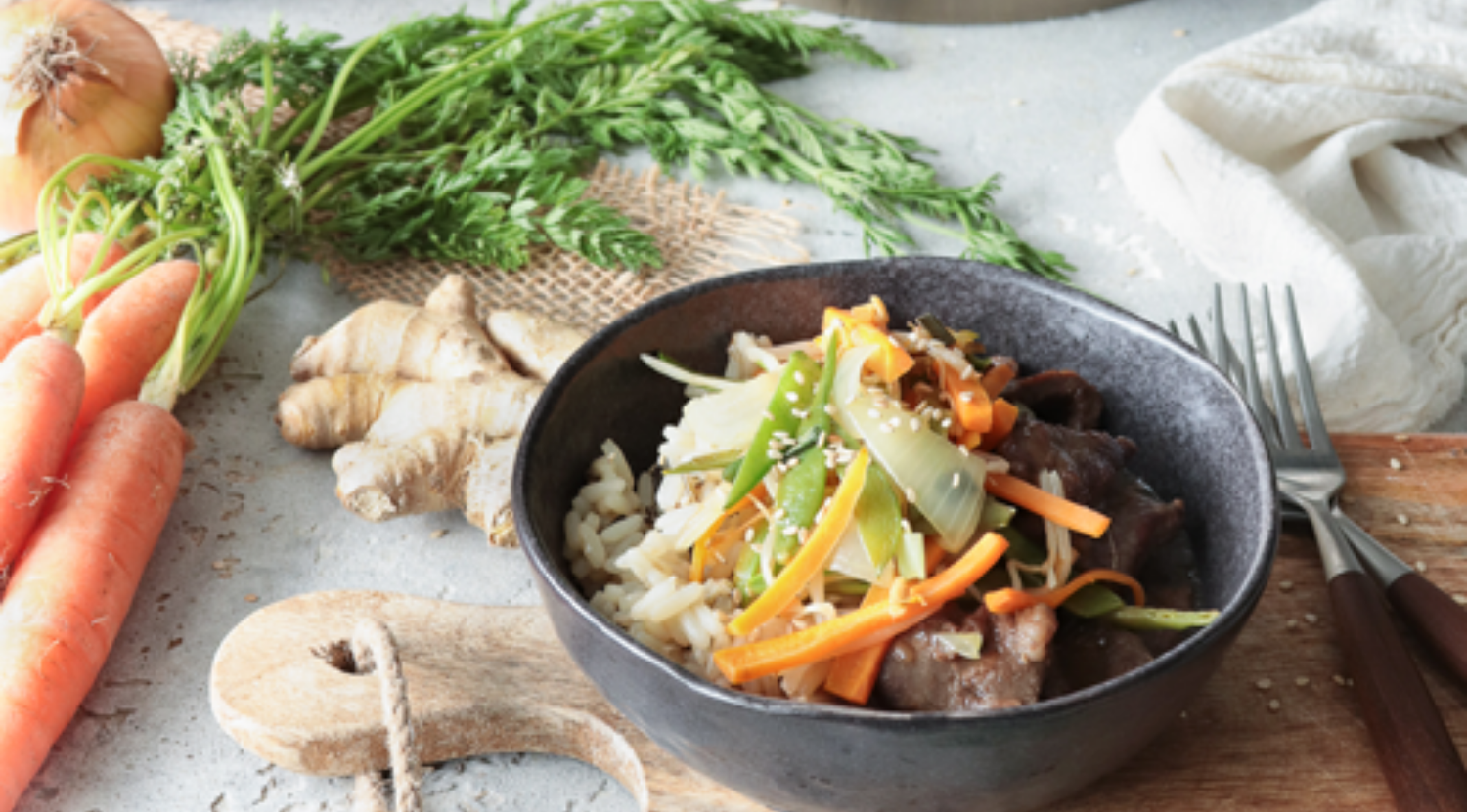 Mongolisches Rindfleisch mit gebratenem Gemüse und Reis