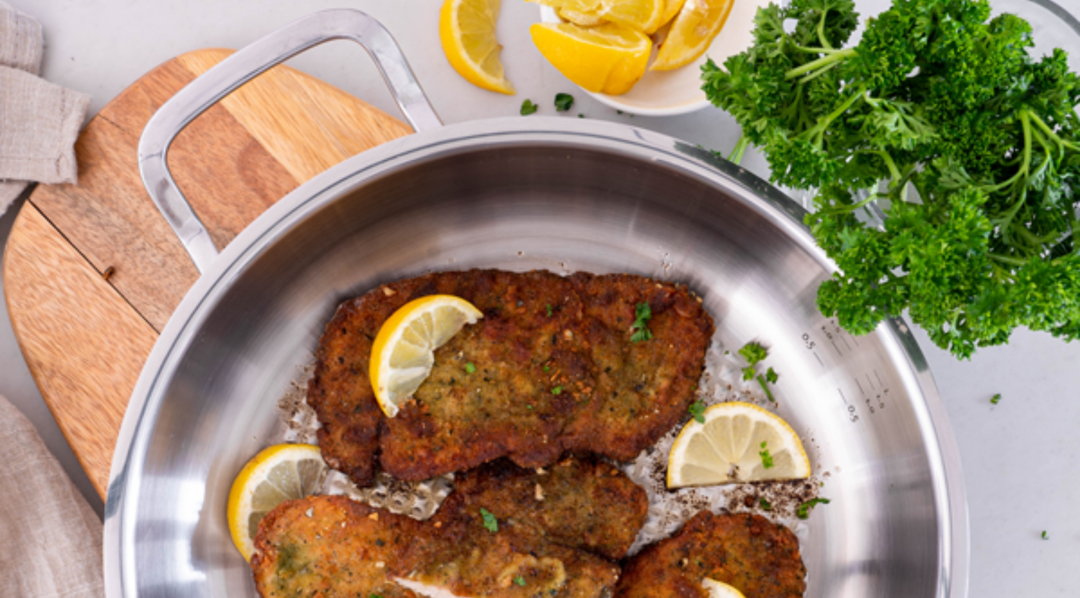 Paniertes Schnitzel in Kräuterpanade