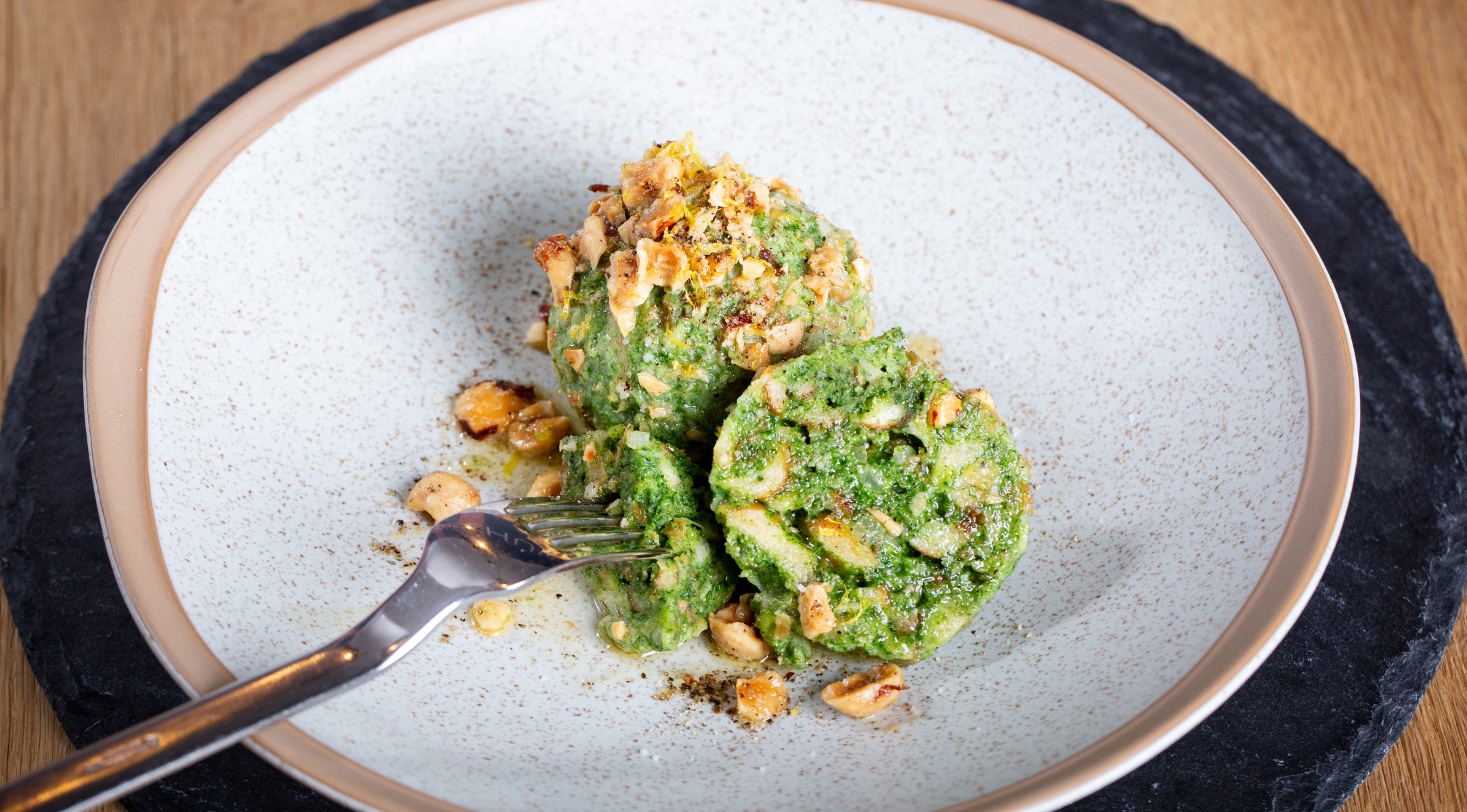 Spinatknödel mit Bergkäse in Haselnussbutter