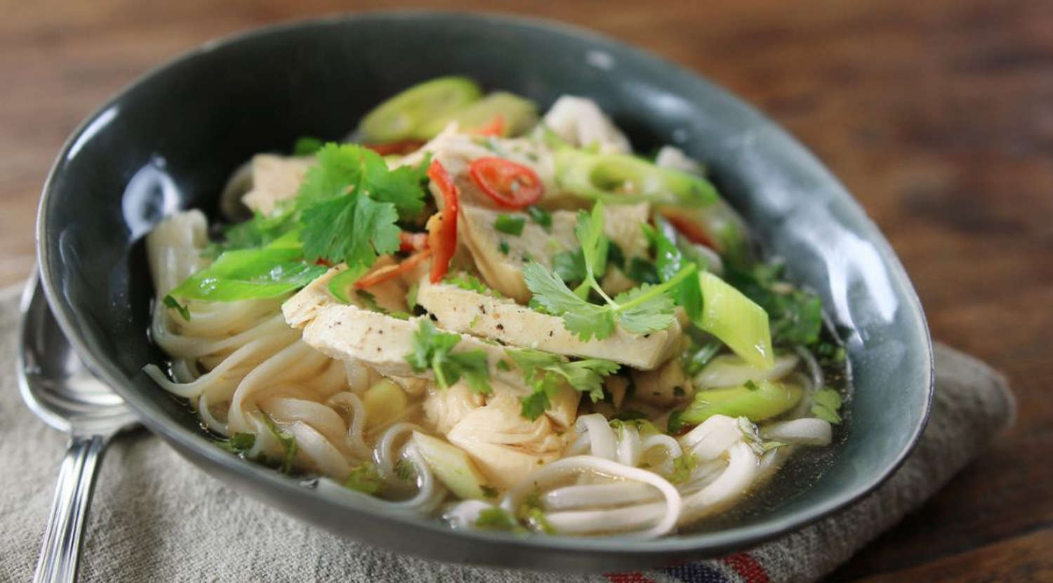 Vietnamesische Pho Ga mit Hühnchenbrust, Reisbandnudeln und Koriander