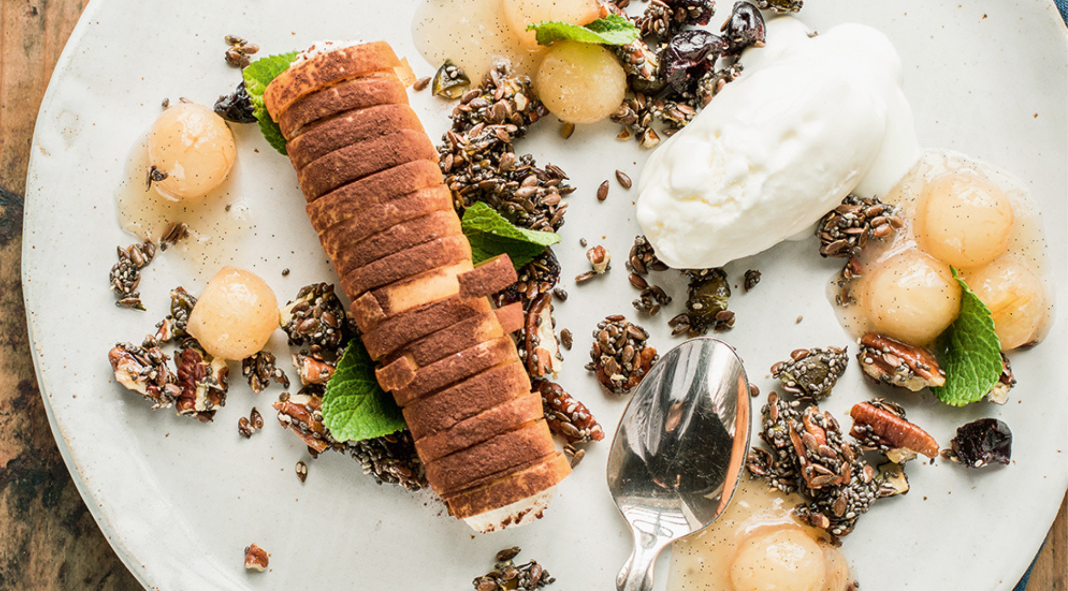 Weiße Mousse-Cannoli mit marinierten Birnen, Granola und Joghurt-Creme-Eis
