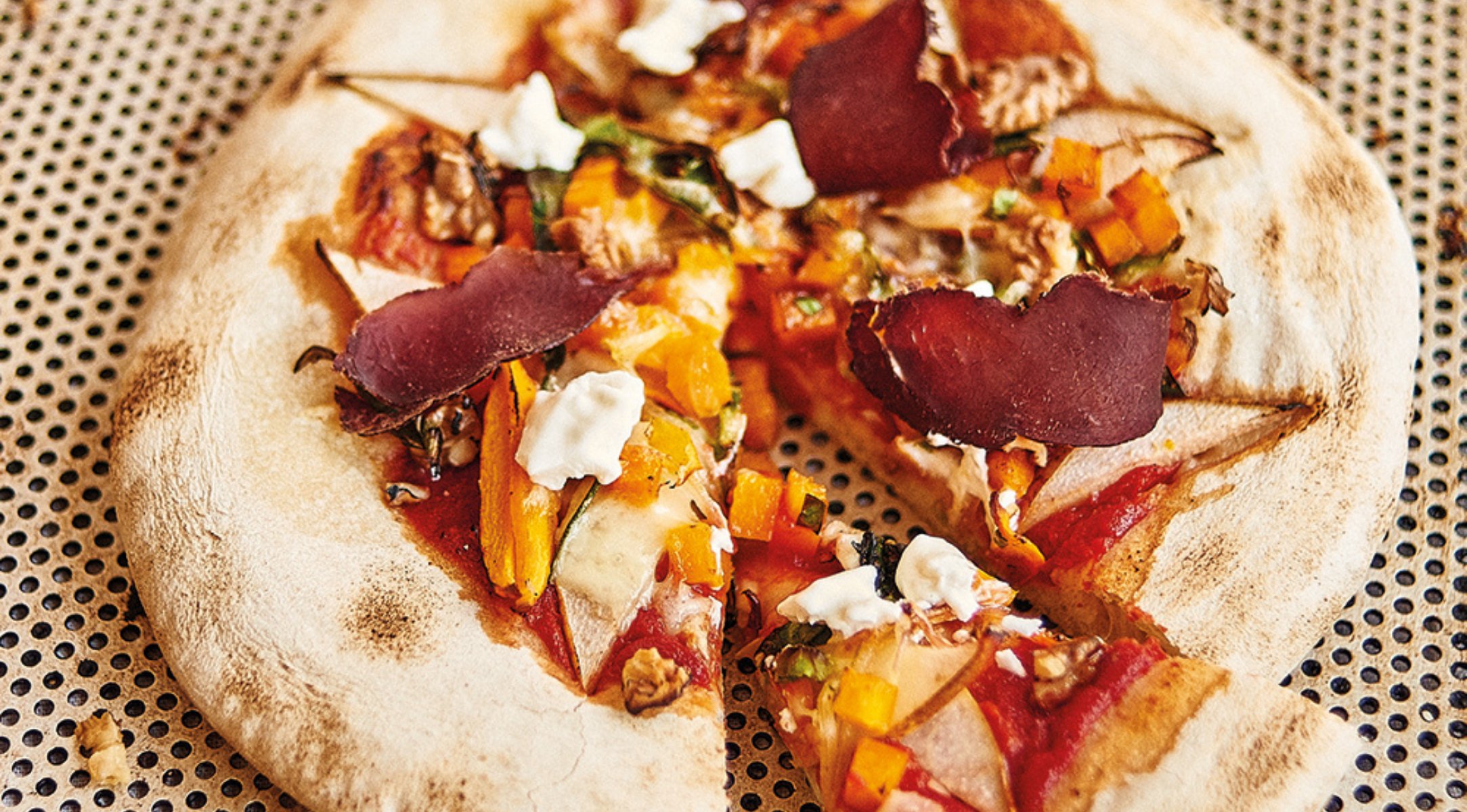 Wildpizza mit Wildschinken, Kürbis, Walnüssen und Birne