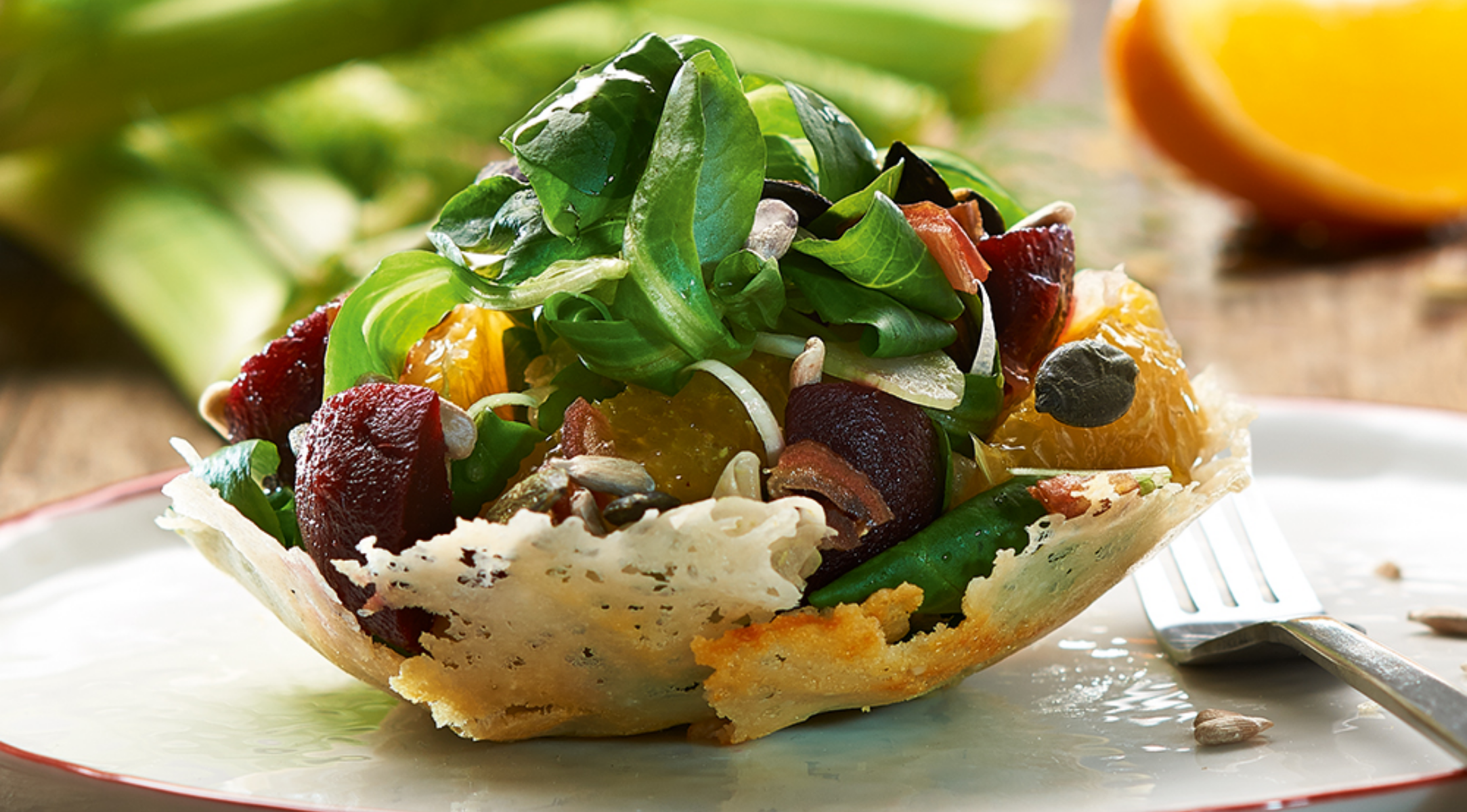 Winterlicher Feldsalat im Parmesankörbchen
