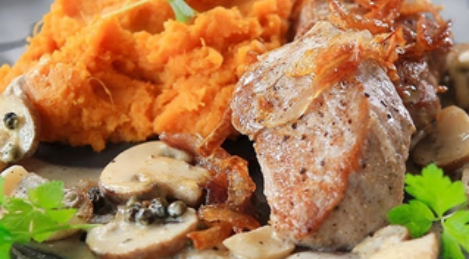 Zarte Schweinemedaillons in Pfeffer-Pilzrahm mit Süßkartoffelstampf