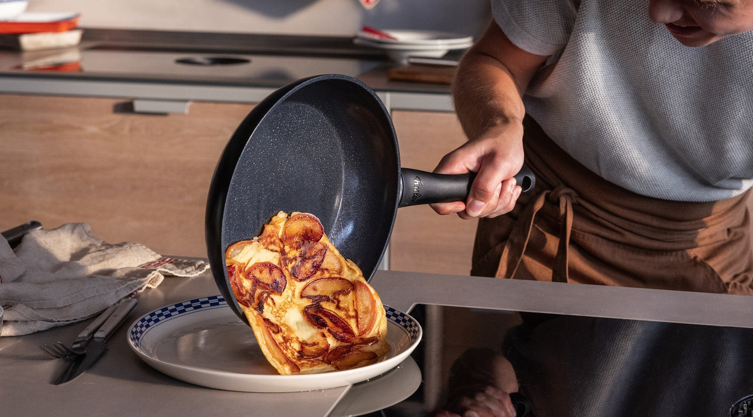 Joghurt-Pfannkuchen mit karamellisiertem Apfel und Pistazien aus der Fissler Essential® Pfanne