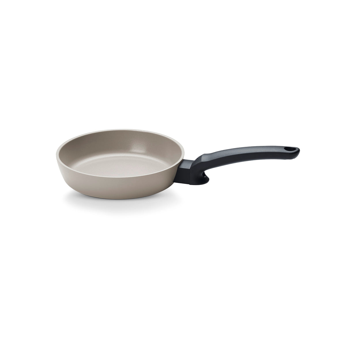 Experience German precision with the Fissler Ceratal® Evo Comfort Pfanne—beige ceramic pan, ergonomic black handle, pure durability.