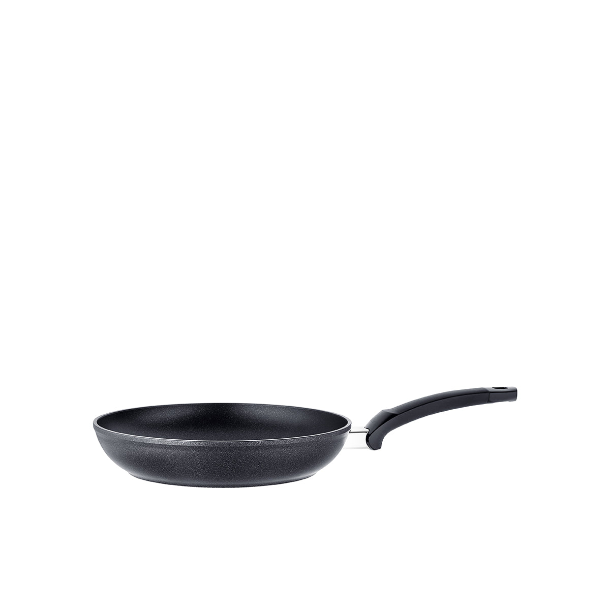 Fissler Levital®+ Classic pan made of black, recycled aluminum, curved handle. Precisely crafted, modern design on a solid white background.