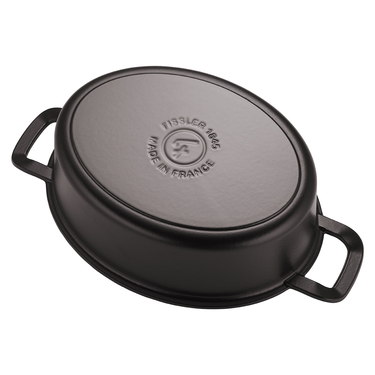 Ein umgedrehter schwarzer ovaler Fissler Original-Profi Collection® Gusseisen-Bräter trägt die Aufschrift "Fissler 1845 Made in France" auf seinem Boden.