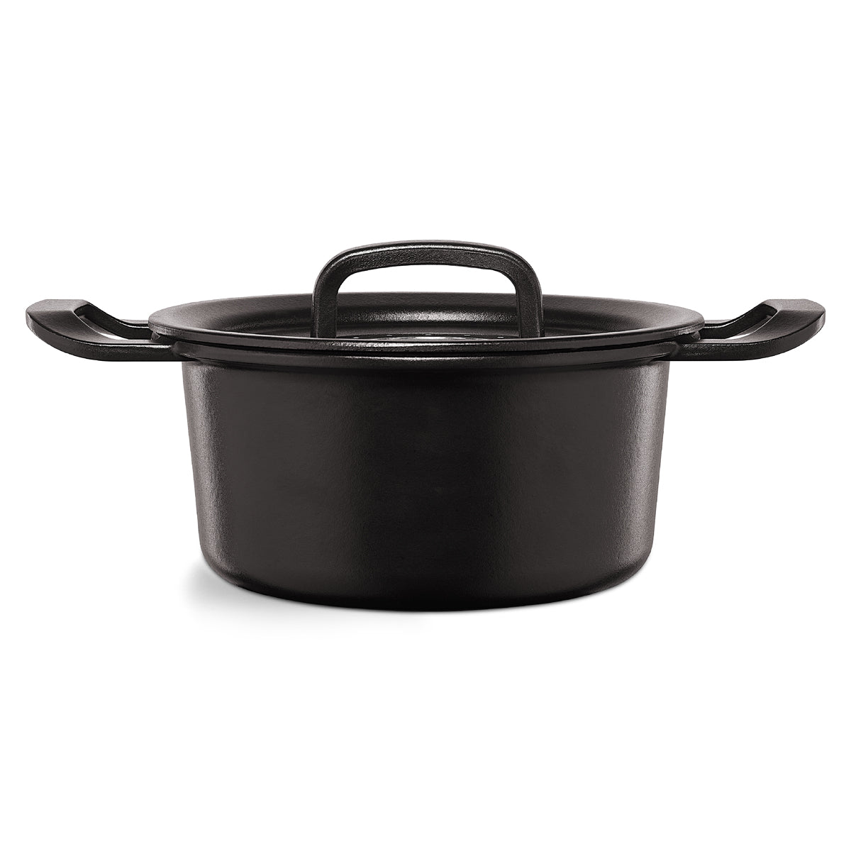 Der Fissler Original-Profi Collection® Topf aus schwarzem Gusseisen mit Deckel und seitlichen Griffen, modernes deutsches Design, auf weißem Grund.