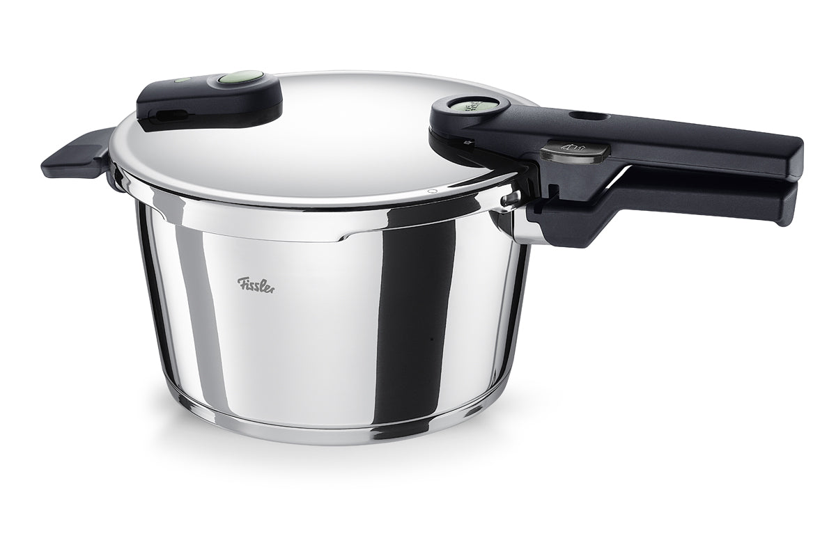 Fissler Vitaquick® Elemental salbeigrüner Schnellkochtopf mit schwarzem Griff, deutsches Präzisionsdesign, abgebildet auf weißem Hintergrund.