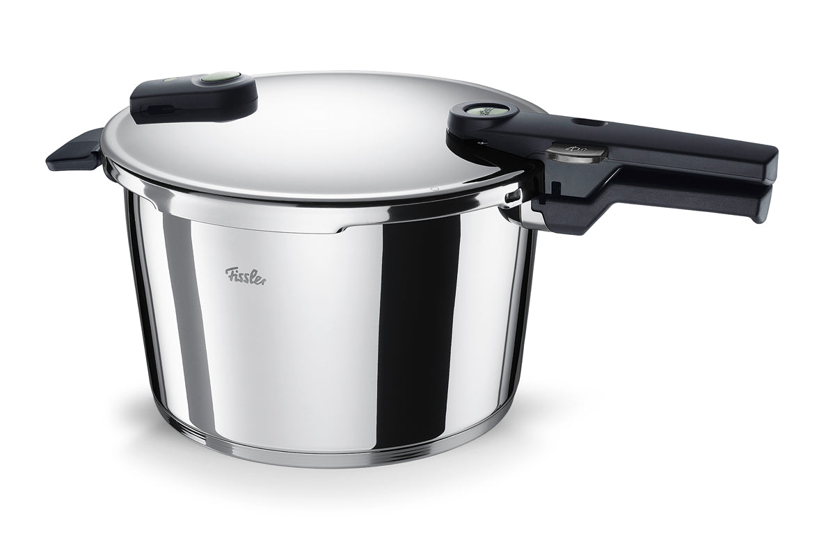 Fissler Vitaquick® Elemental Schnellkochtopf in salbeigrün, schwarze Griffe, verschließbarer Deckel, Druckanzeige - zeitloses deutsches Design.