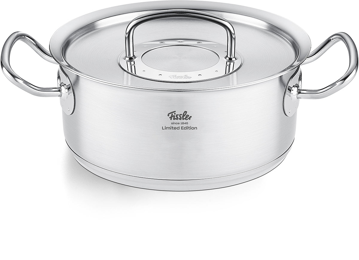 Fissler Original-Profi Collection® Retro 5-teiliges Topfset aus Edelstahl mit Metalldeckeln, präzise gefertigt in Deutschland, auf weißem Grund.