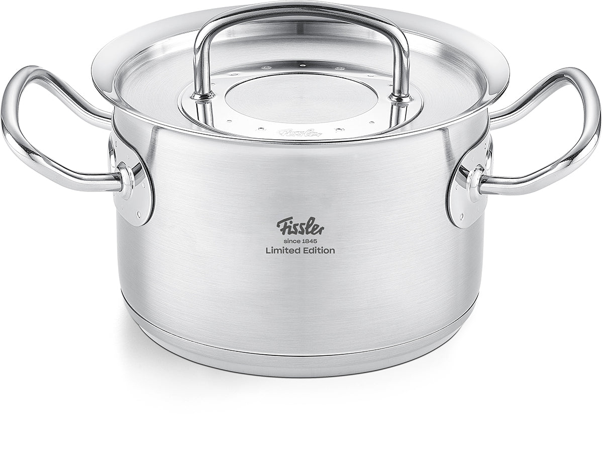 Fissler Original-Profi Collection® Retro 5-teiliges Topfset aus Edelstahl mit Metalldeckeln, präzise gefertigt in Deutschland, auf weißem Grund.