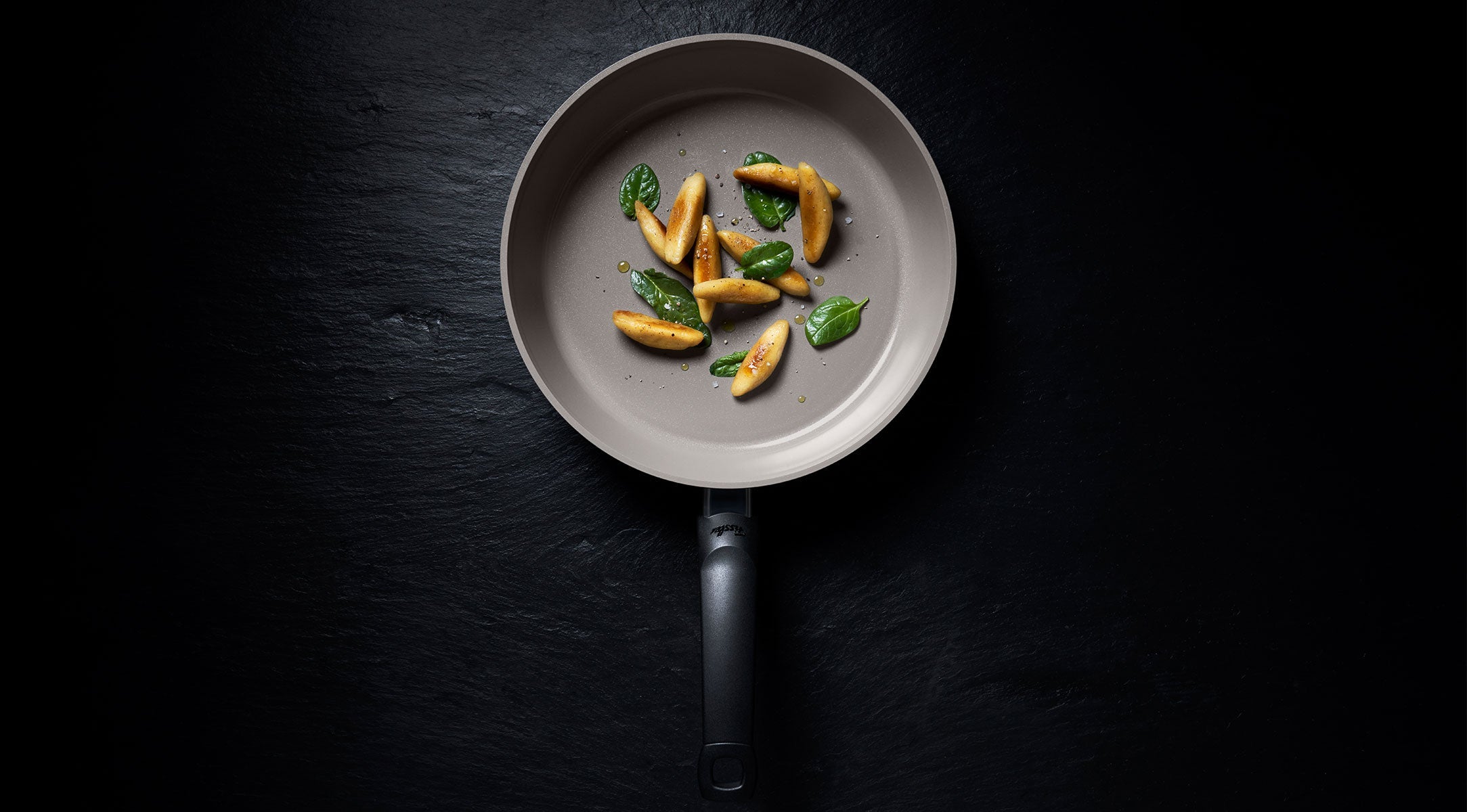 Fissler bringt mit der Ceratal® Comfort Pfanne eine keramische Alternative