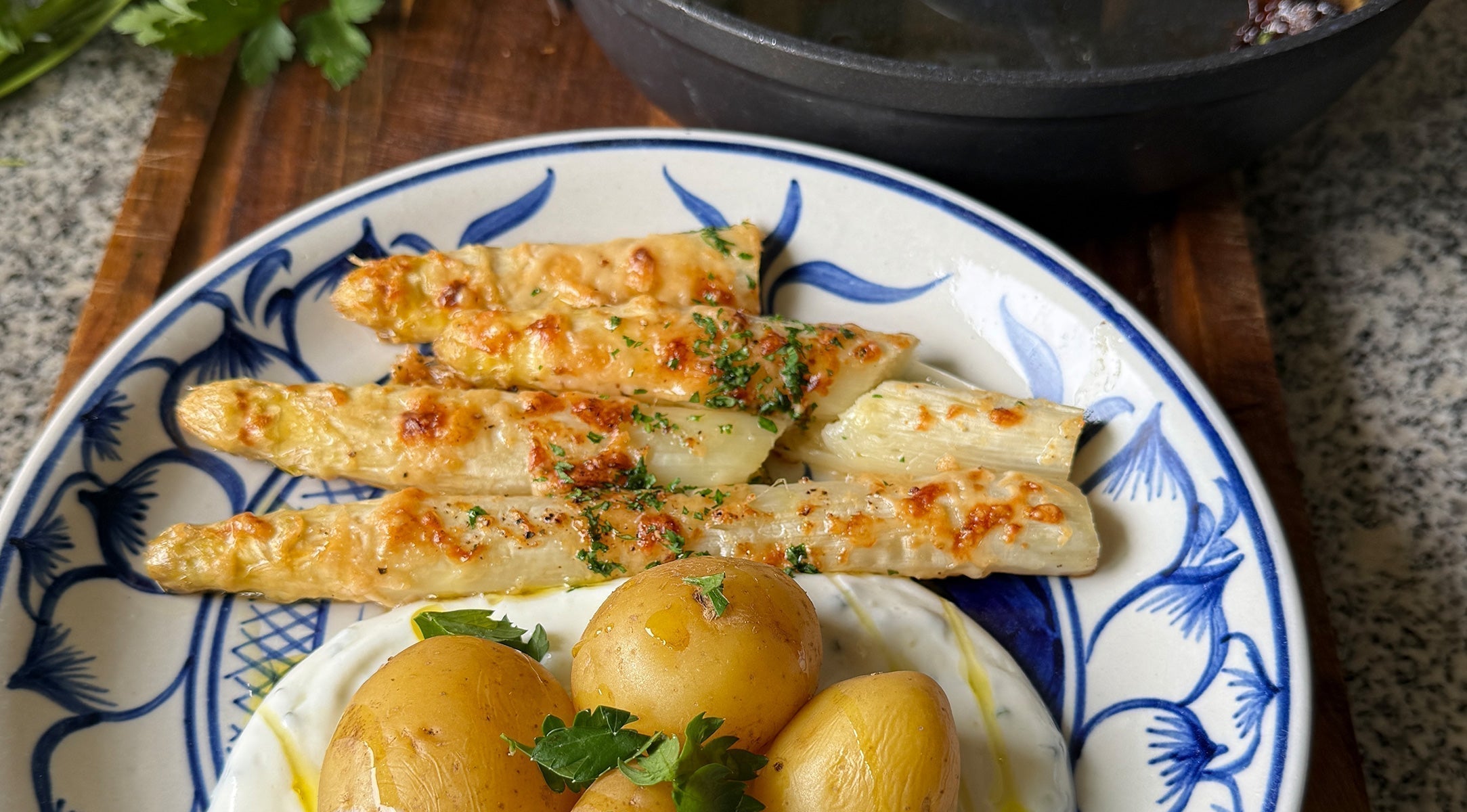 Gratinierter weißer Spargel aus der Pfanne