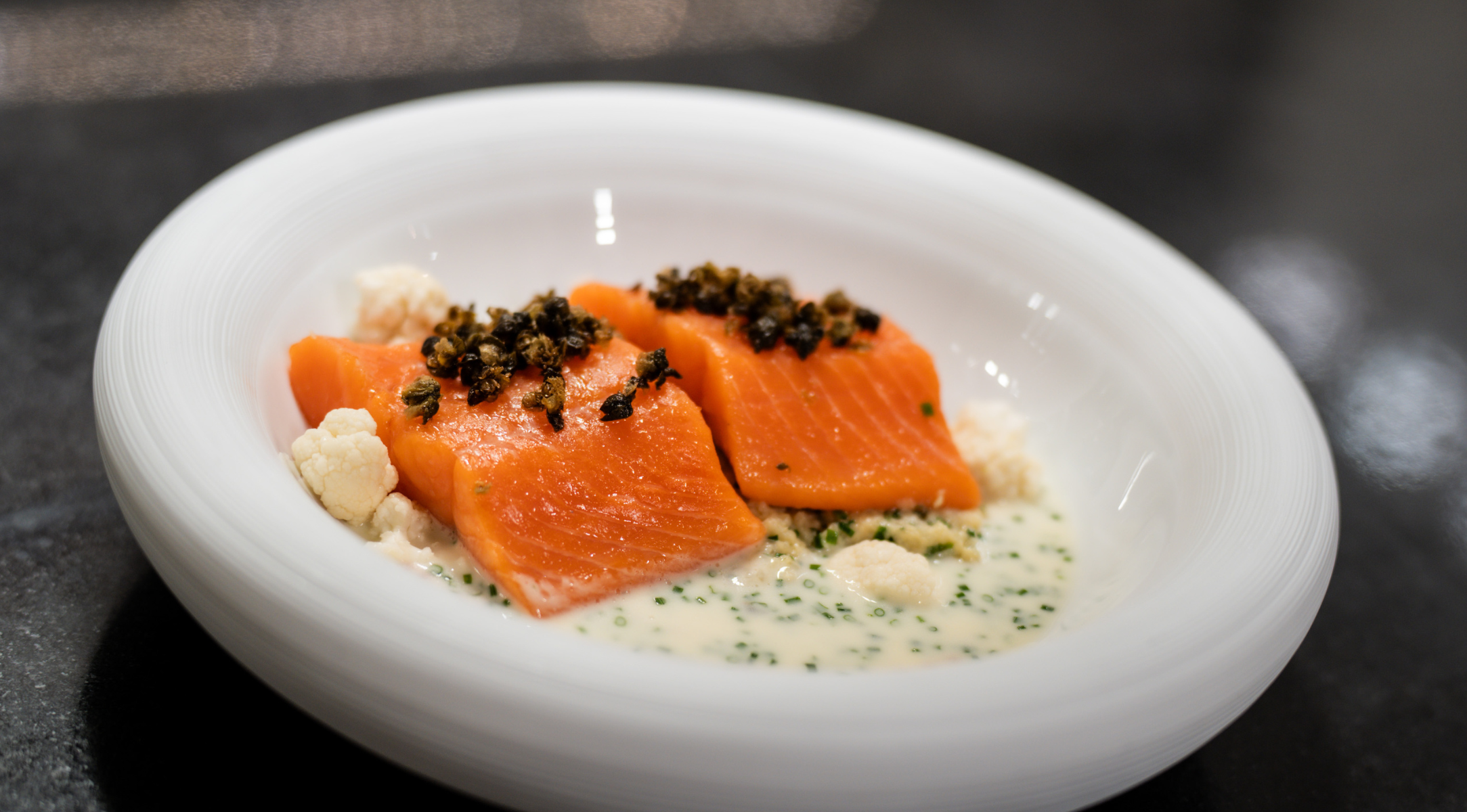 Konfierter Lachs mit Blumenkohlstampf und Kapern-Beurre Blanc