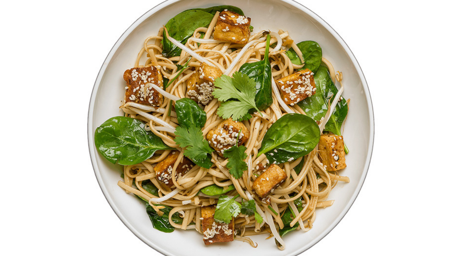 Honig Stir-Fry mit Udonnudeln, Blattspinat und knusprigem Sesam-Tofu
