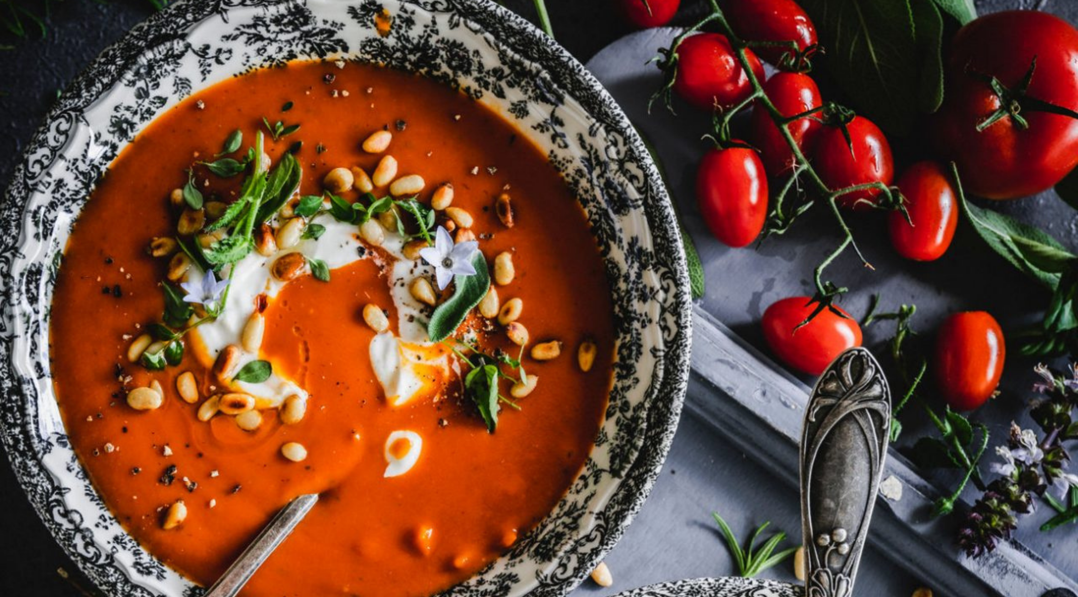 Rezept: Leichte Tomatensuppe mit Kokosmilch &amp; Kräutern | Fissler