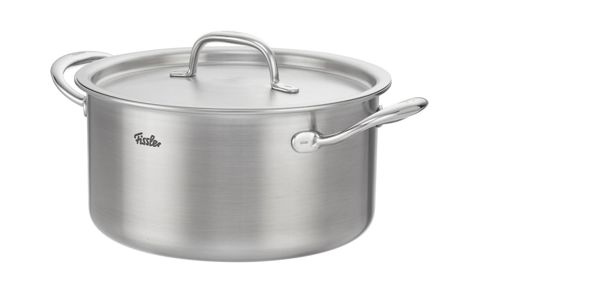 Das Fissler M5 Pro-Ply® 4-teilige Kochset mit Metalldeckeln wird vor weißem Hintergrund präsentiert. Hergestellt aus hochwertigem, recyceltem Edelstahl steht dieses Set für deutsche Ingenieurskunst und zeitloses Design, wie Sie es von Fissler seit 1845 erwarten. Das eingravierte „Fissler“-Logo unterstreicht die langlebige Qualität der Produkte, die sowohl induktionsgeeignet als auch vielseitig einsetzbar sind – ideal für jede moderne Küche.