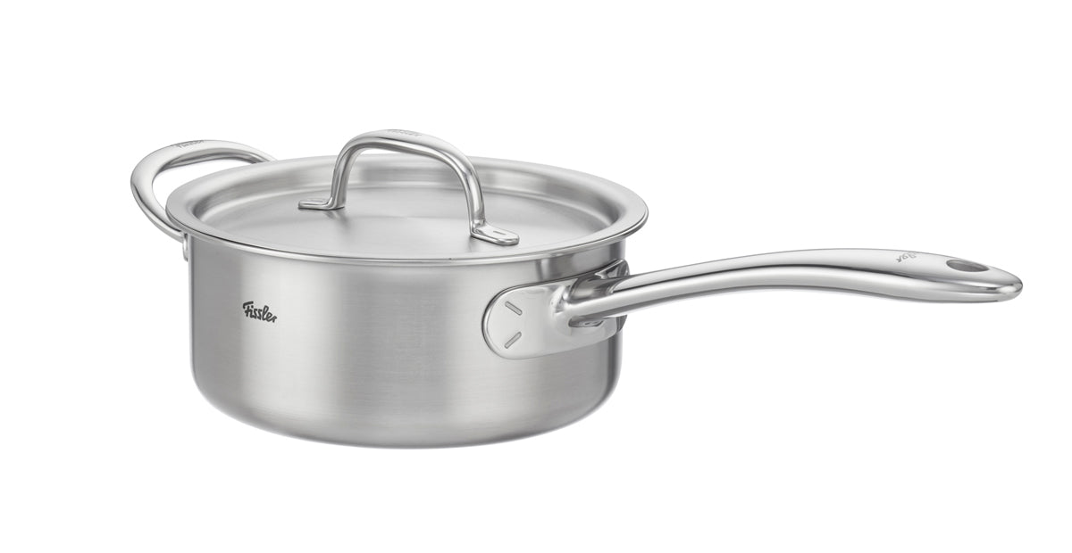 Fissler M5 Pro Ply® Kochtopf mit Deckel, langem und seitlichem Griff, aus recyceltem Edelstahl. Modern, langlebig. Induktionsgeeignet.