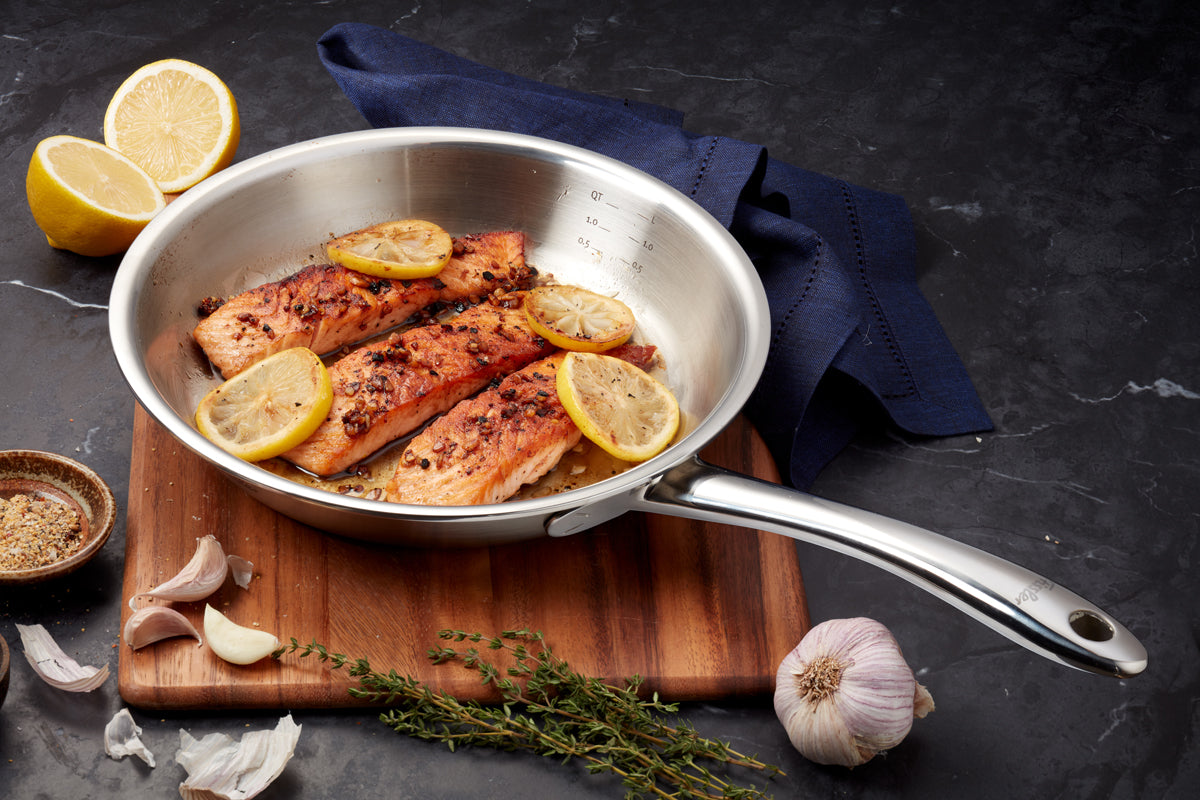 Fissler M5 Pro Ply® 3-tlg. Topf-Set mit Metalldeckel, edles Design, hält Lachsfilets mit Zitrone. Für Induktion geeignet.