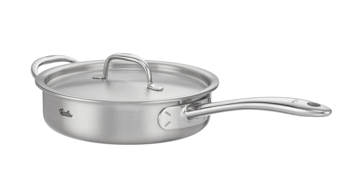Das 4-teilige Fissler M5 Pro-Ply®-Set aus hochwertigem, recyceltem Edelstahl mit langem Griff und passenden Metalldeckeln steht für Präzision und Langlebigkeit „Made in Germany“. Das Set ist auf weißem Hintergrund abgebildet und eignet sich ideal für Induktionsherde – ein Inbegriff zeitloser Innovation und Designqualität von Fissler seit 1845.