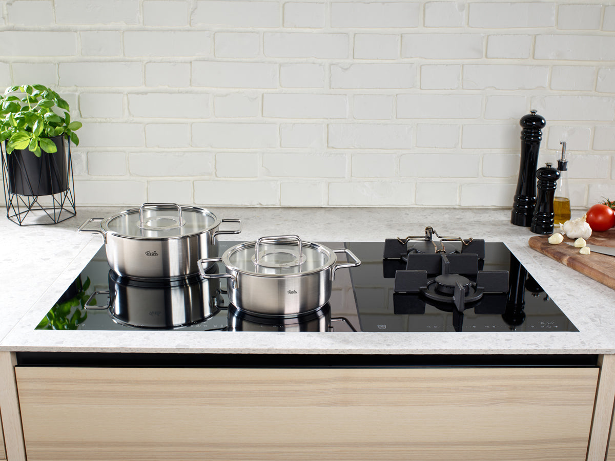 Eine moderne Küche mit einem eleganten Kochfeld und Fissler Pure Collection® Töpfen - Präzision, Langlebigkeit und zeitlose deutsche Technik.