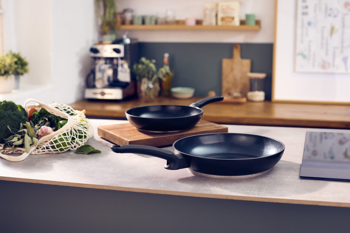 Fissler Ceratal® Evo Classic 2-tlg. Pfannen (24 cm & 28 cm) mit Keramikbeschichtung auf der Theke, Qualität "Made in Germany" seit 1845.