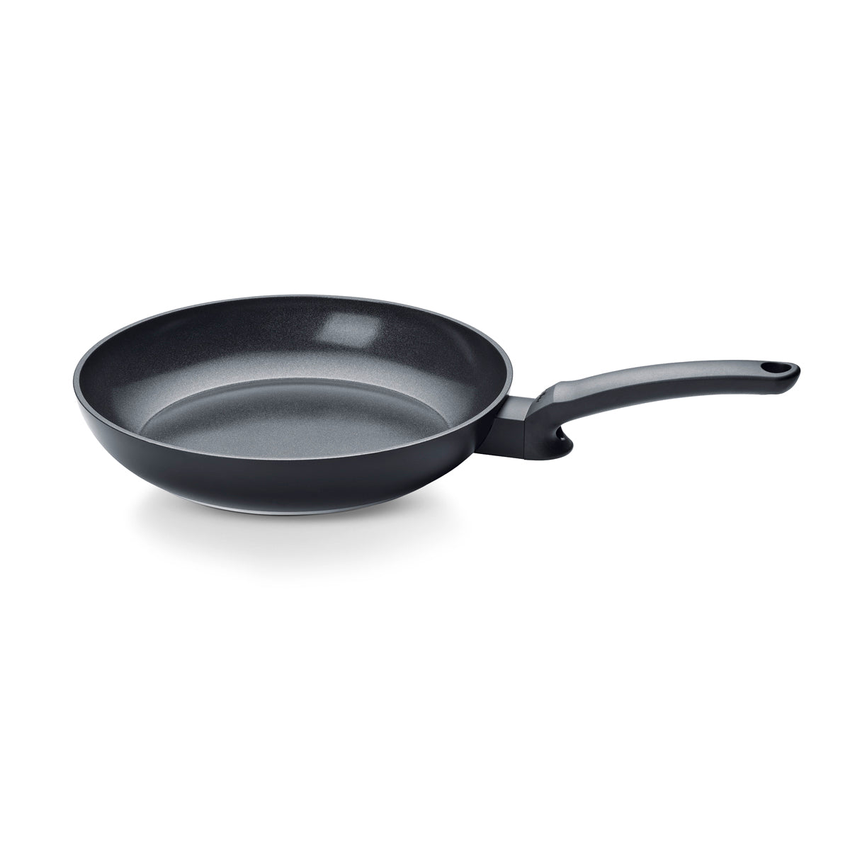 Fissler Ceratal® Evo Classic Pfannenset (24 & 28 cm), schwarz keramikbeschichtet, deutsche Herstellung, lange Griffe, auf weißem Grund.