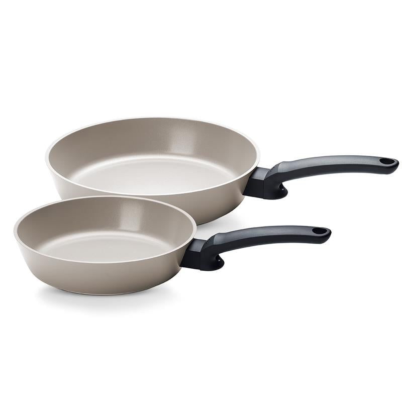 Fissler Ceratal® Evo Comfort 2-teiliges Pfannenset, beige mit schwarzen Griffen, Keramikbeschichtung, mit weißem Rand. Präzision – Made in Germany.