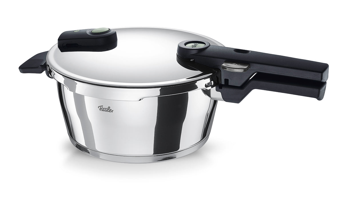Fissler Vitaquick® Elemental Schnellkochtopf salbeigrün, mit schwarzem Griff und Sicherheitsverschluss, modernes Design. Hergestellt in Deutschland.
