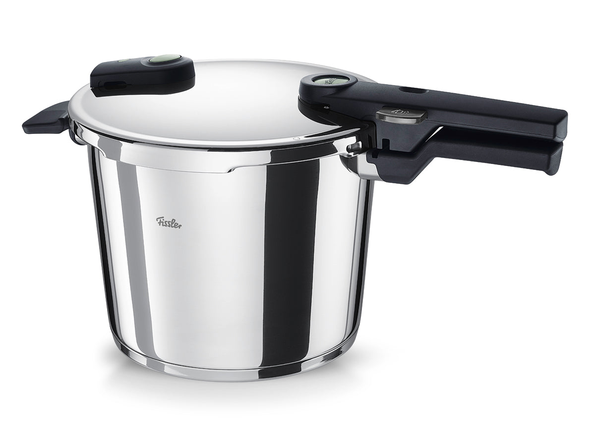 Fissler Vitaquick® Elemental Schnellkochtopf salbeigrün mit schwarzen Griffen und sicher verschließbarem Deckel - modern, langlebig "Made in Germany".