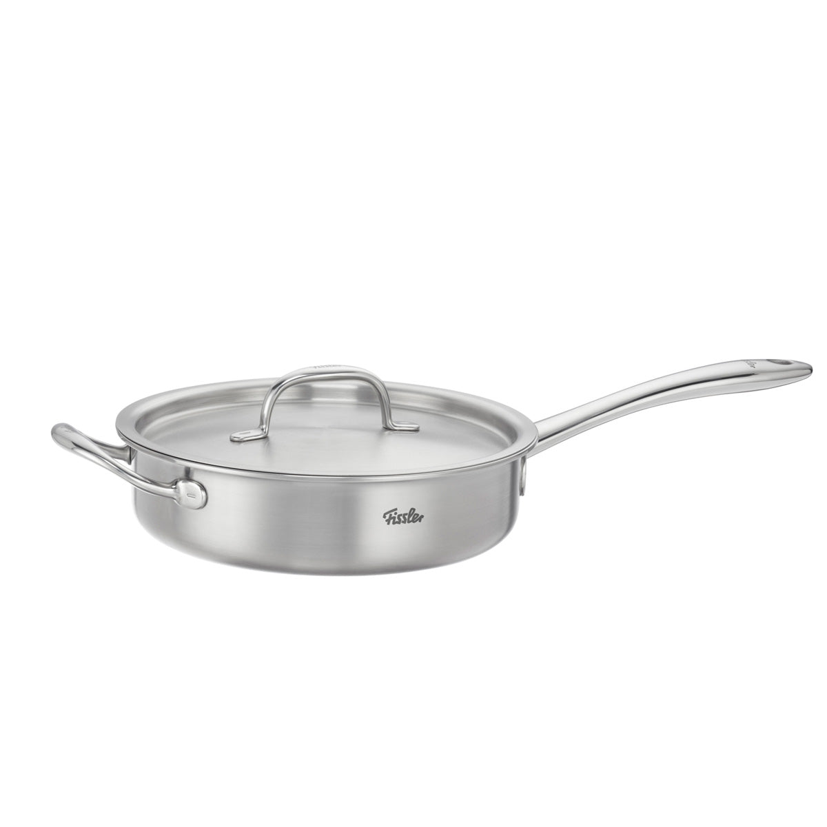 Fissler M5 Pro-Ply® 3-teiliges Set mit Metalldeckel, bestehend aus einer präzise gefertigten, langlebigen Edelstahl-Sauteuse mit einem langen und einem kurzen Griff, präsentiert vor weißem Hintergrund. Diese hochwertige Edelstahlpfanne aus der Fissler Pro-Ply-Kollektion wird seit 1845 in Deutschland hergestellt und ist für den täglichen Gebrauch konzipiert. Sie ist induktionsgeeignet und steht für zeitloses Design und Innovation im Bereich hochwertiger Kochgeschirre.