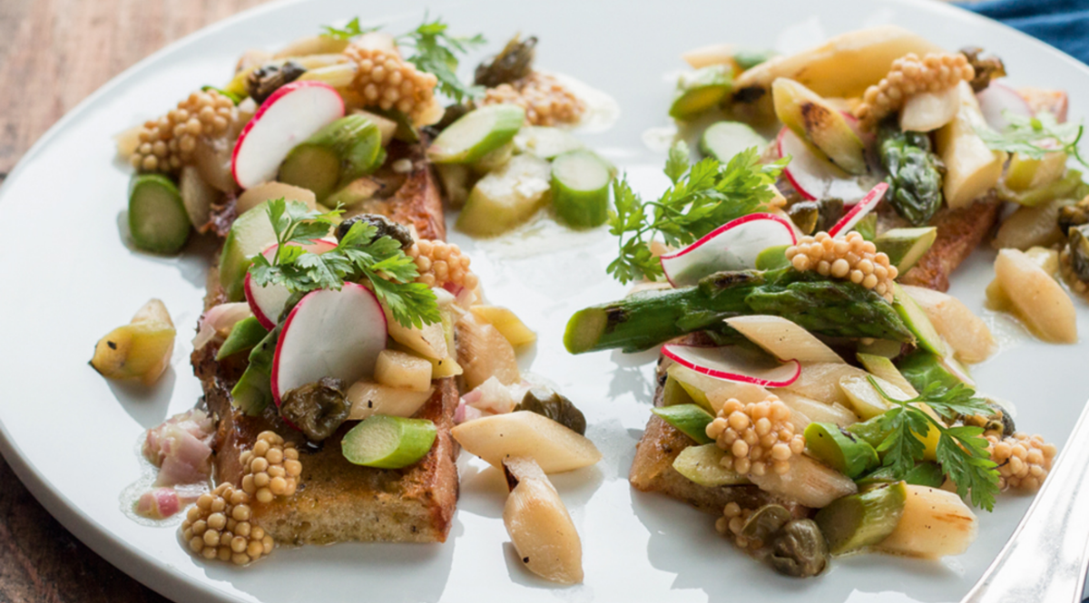 Gebratener Spargelsalat mit Orangen-Estragon-Vinaigrette und Knoblauchbaguette